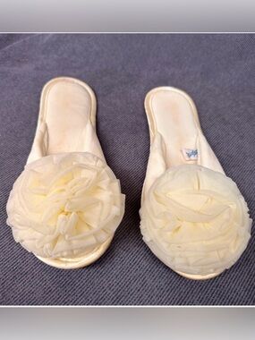 Vintage slippers yellow nylon rosettes size small